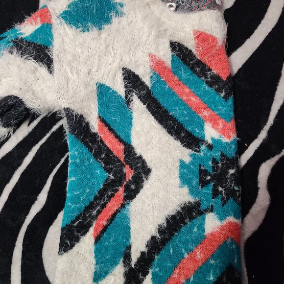 Chic Cozy Women's Sweater with Geometric Design - Picture 4 of 4